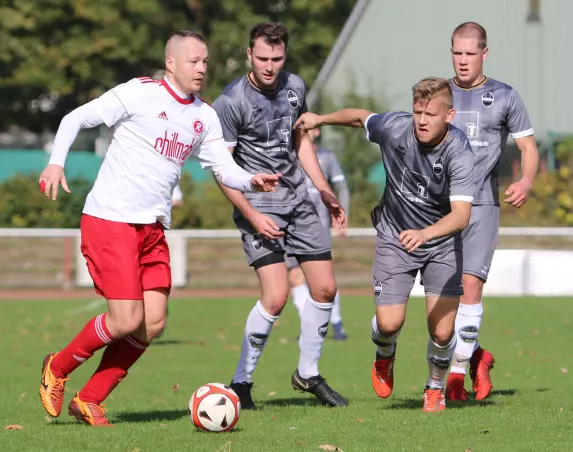 Hier ist der Rahlstedter Lukas Sosnowski (links) vor dem Rasensport-Doppeltorschützen Fynn Laut (2. von links) sowie dessen Mitspielern Artur Koziol (2. von rechts) und Marvin Schramm am Ball.