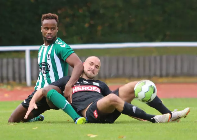 Zweikampf zwischen dem Wedeler Joao Nunes Correia Junior (links) und NTSV-Akteur Magnus Paul Hartwig.