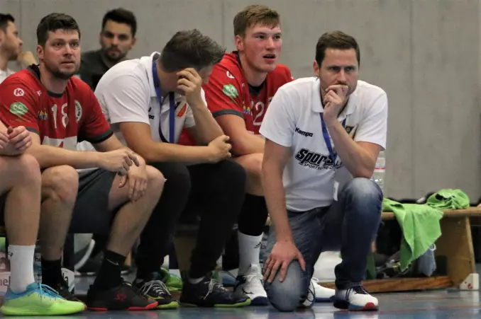 Trainer Nico Kibat (rechts) und seine Handballer des TSV Ellerbek müssen in der Oberliga noch mindestens zwei Monate lang pausieren.