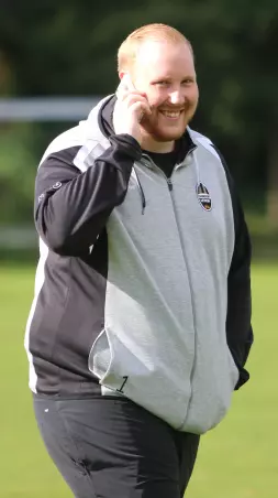 Kann nicht nur das Handy am Ohr,<br>sondern auch Bälle gut festhalten:<br>Pascal Freundt, Torwart von<br>Rasensport Uetersen III.