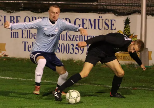 Mateusz Zamachowski (SVB, links) gegen Cosmos-Akteur Julian Gaedke.