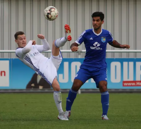 Zwei Aktivposten ihrer Teams: Der Tornescher Maik Stahnke (links) im Duell mit TuRa-Kapitän Nassim Saleh.