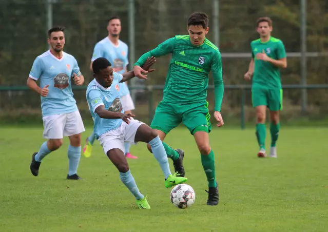 Malick Djimba (TBS, links) im Duell mit dem Heidgrabener Dennis Lebedinski.