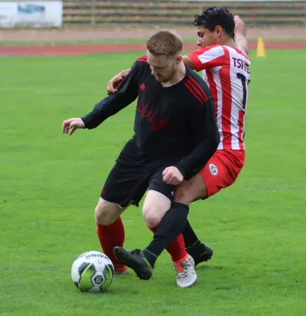 Kenny Gugisch (TSV Holm, links) im Duell mit Pablo Moreira, dem<br>Spielertrainer des TSV Uetersen.