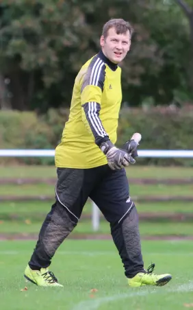 Keeper Hannes Bunge zieht sich die<br>Handschuhe aus: Das Tor von Poppenbüttel<br>II kann er in dieser Saison nicht mehr hüten.