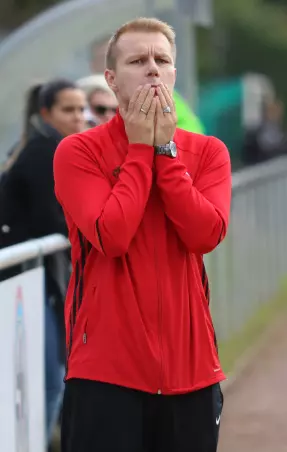 Die Bestürzung steht Gerolf Timmann in sein<br>Gesicht geschrieben: Der SC Poppenbüttel II,<br>den er zuletzt trainierte, muss nun vom<br>Spielbetrieb abgemeldet werden.