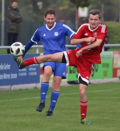 Martin Schwabe (Union Tornesch II, links) gegen den Heistmer Sebastian Holz.
