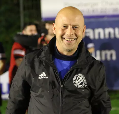 So strahlte Marc Zippel, nachdem er mit dem Hetlinger MTV in der Vierten Runde des Oddset-Pokals der vergangenen Saison den FC Bingöl 12 eliminiert und das Achtelfinale erreicht hatte.
