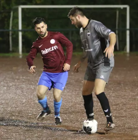 VfL-Akteur Abdullatif Ismail (links) gegen den Rasensportler Simon<br>Block.