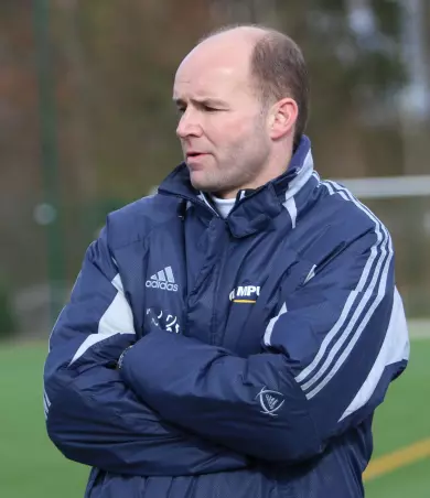 Der Heidgrabener Trainer Ove Hinrichsen stand am Sonntag<br>nur als Zuschauer am Spielfeldrand.