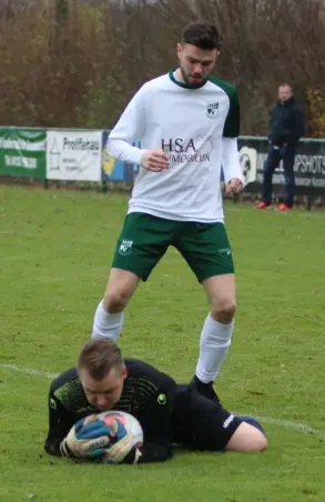Hier fängt SuS-Torwart Martin Klaus (li.) einen<br>Ball vor dem Heidgrabener Dennis Malysz.