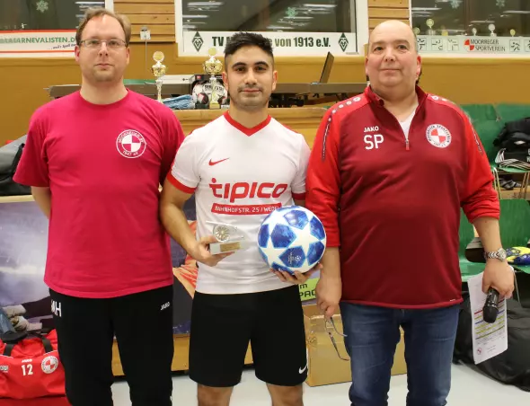 Dervis Hayran (Mitte), dem am vergangenen Sonntag nach dem Moorreger Turnier von Marco Hachmann (links) und Stefan Puttmann der Torjäger-Pokal überreicht wurde, startet mit Roland Wedel II nun beim COG-Cup.