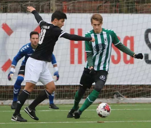 Der Ex-Wedeler Aytac Erman (links), jetzt in Diensten der Teutonen, beim Torschuss gegen TSV-Verteidiger Maximilian Walter.