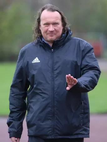 Fungiert als Gastgeber: Arne Frank, Liga-Trainer des<br>TSV Holm.