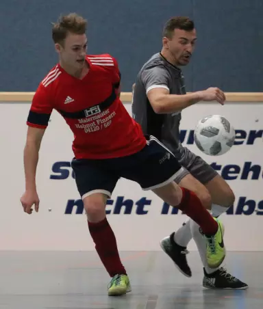 Final-Zweikampf zwischen dem Kummerfelder Leif Lemke<br>(links) und dem Rasensportler Kirill Shmakov.