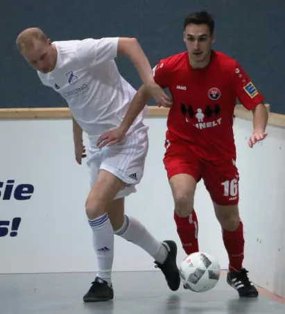 Final-Zweikampf zwischen dem Tornescher Jannik Swennosen<br>(links) und Pascal Haase von Rugenbergen, der Torschützenkönig<br>wurde.
