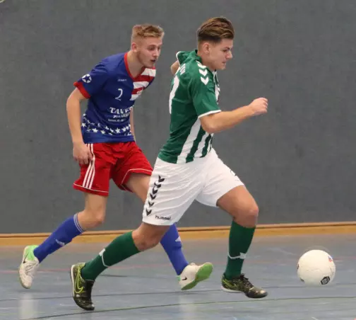 Im Stadt-Derby enteilt Enzo Simon (Wedeler TSV, rechts) hier Julian Bädtke vom SC Cosmos.