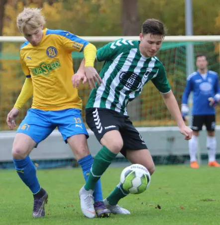 Tim Jeske (links), hier im Gastspiel bei seinem Ex-Klub Wedeler TSV, bleibt bei BU.