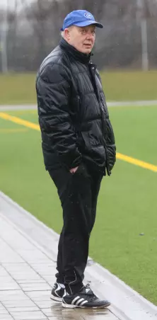 TuS-Trainer Bernd Haladyn konnte<br>nicht allzu viele Wechsel vornhmen.