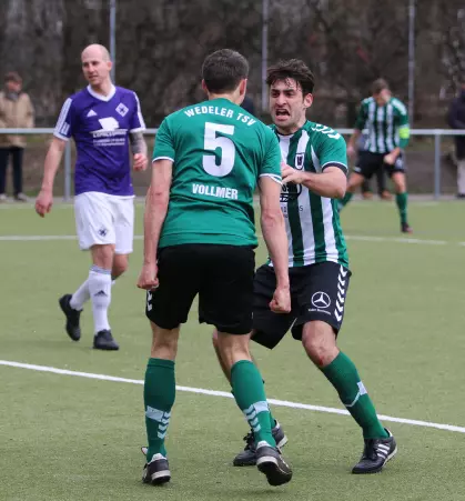 So feierten die Wedeler Christian Dirksen (rechts) und Tim Vollmer (Mitte) den 2:2-Ausgleichstreffer von Vollmer.
