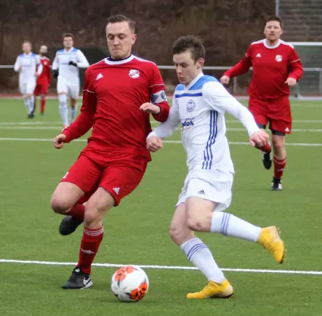Marcel Arth (Schenefeld, rechts) gegen Hansa-Kapitän Wladislaw Hering.