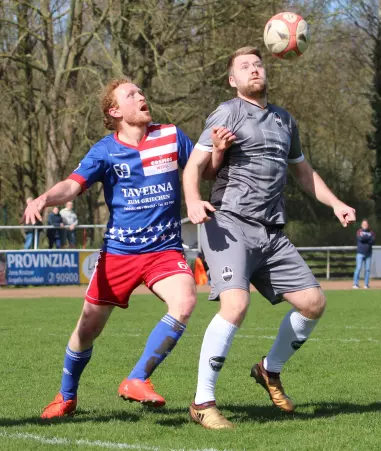 Rasensport-Torjäger Marcel Jobmann (rechts) gegen<br>Cosmos-Akteur Frederic Verter.