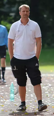 Olaf Jobmann, Trainer des TuS<br>Osdorf II, trifft im Halbfinale<br>(noch?) nicht auf seinen Bruder<br>Matthias Jobmann und dessen<br>NTSV-Reserve.