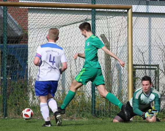 Der Heidgrabener Dennis Lebedinski (Mitte) trifft zum 3:1, weil 96-Keeper Jonathan Hohenegger (rechts) falsch spekuliert hat. Der Schenefelder Kapitän Maik Wegner (links) kann nur zuschauen.