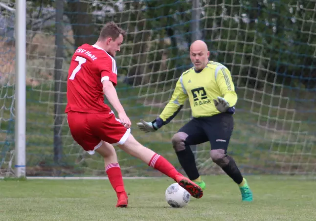 Der Heistmer Marcel Bastide (links) im Duell mit SCE-Keeper Oscar<br>Ernesto Wagner Martinez.