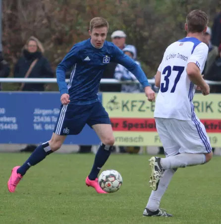 Kristijan Augustinovic (links) verlässt die HSV-Dritte gen Lüneburg.