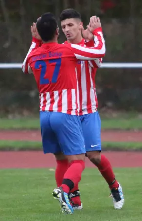 Nihat Meric (rechts) feiert seine Tore<br>zukünftig im Hemdinger Trikot.