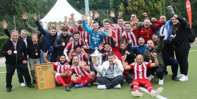 So feierte die Mannschaft von Rot Weiss Wilhelmsburg ihren Triumph beim Harburg-Pokal.