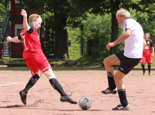 Dieter Nilsson (Moorburg, rechts) im Duell mit Tom Jonas Kiehn vom 1. FC Eimsbüttel.