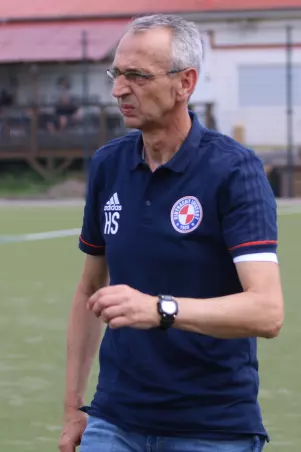 Trainer Henning Steinhaus und Eintracht<br>Lokstedt IV kämpfen am Dienstagabend um<br>den Einzug in die Dritte Runde.