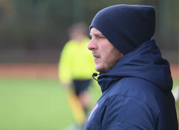 Trainer Samuel Faundes und der SC Sternschanze II gastieren am Dienstagabend auf der Jahnhöhe beim Harburger TB II.