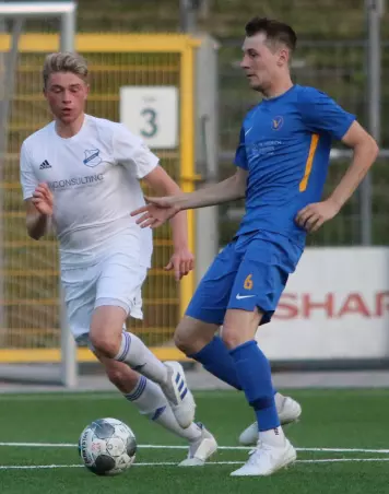 Luca Ernst (rechts), hier gegen Leon Beykirch von Union<br>Tornsch, und der SC Victoria erwarten am Freitagabend<br>den USC Paloma.