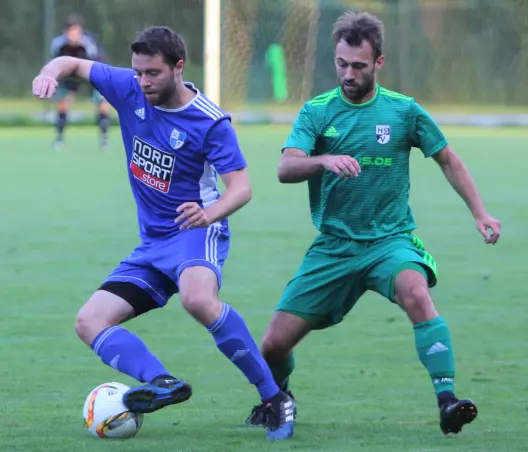 Hier ist Jan Dostal (SCP, links) noch vor dem Heidgrabener Malte Willms am Ball.