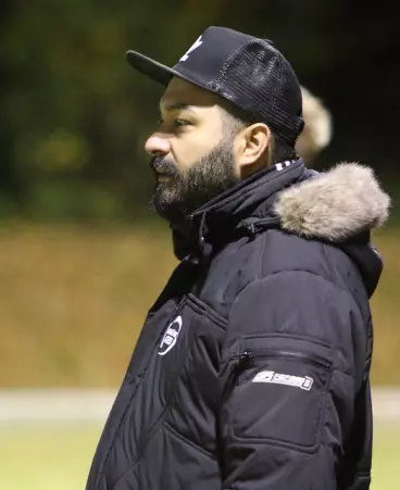 Der Meiendorfer Trainer Baris Saglam und sein Team<br>stehen am Dienstagabend beim MSV Hamburg vor einer<br>unangenehmen Pokal-Aufgabe.