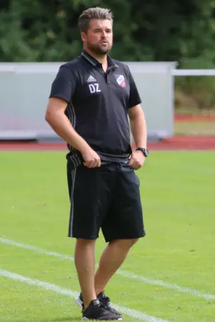 Trainer Daniel Zankl und seine Saseler<br>gastieren am Mittwoch an der Legienstraße.