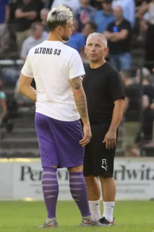 Fabrizio Tuttolomondo (rechts), hier im<br>Gespräch mit dem bisherigen 93-Keeper Tobias<br>Grubba, bleibt Torwart-Trainer in Altona.