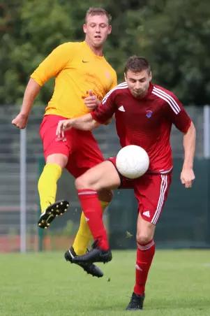 Zweikampf zwischen TVH-Kapitän Joris Justin<br>Lüchau (links) und Benjamin Struck, einer der<br>Kummerfelder Liga-Leihgaben.