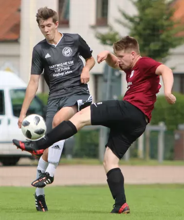 Jan-Luca Bruckmann (links), der drei der vier HMTV-Treffer<br>erzeilte, im Duell mit dem Elmshorner Albert Revutskiy.