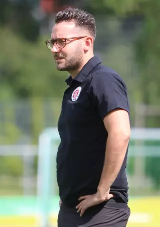 Über einen Derby-Sieg freute sich Amin Bargui,<br>Coach der St. Pauli-Dritten.