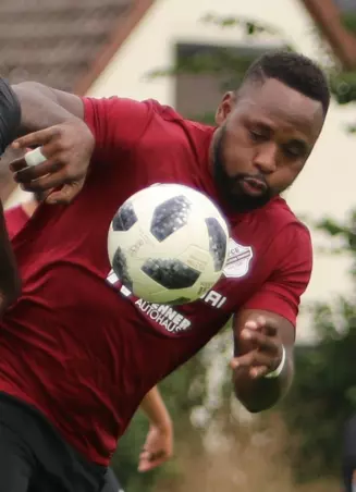Den Ball im Blick hat hier der zukünftige FCE-Coach<br>Junior Isaac Ngole Ndame.