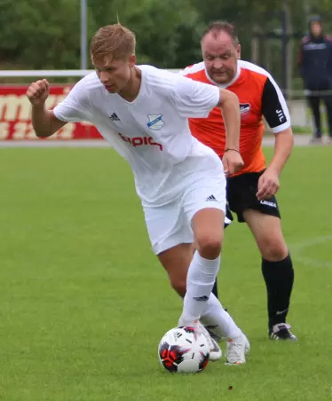Duell der Generationen: Der 49-Jährige Oliver Wolf (TSV<br>Holm, rechts) hatte gegen den 18-jährigen Tornescher<br>Bjarne Knust das Nachsehen.