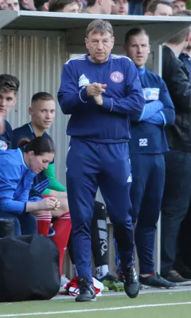 Dem erneuten Einzug in des Pokal-<br>Endspiels kam Eintracht-Trainer Jens<br>Martens am Mittwochabend einen Schritt<br>näher.