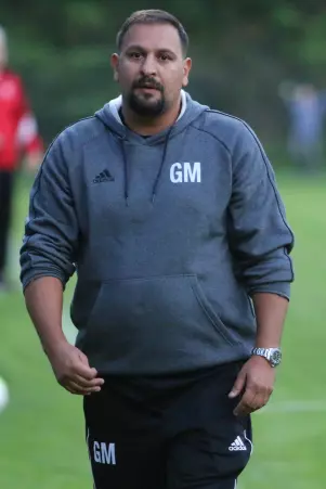 Trainer Ghazi Mustapha und der ASV Hamburg<br>sind als einziger Hansa-Landesligist noch im<br>Pokal-Wettbewerb dabei.