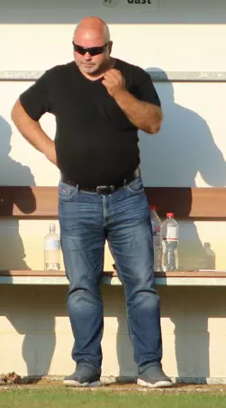Trainer Andre Schadwell und der SV<br>West-Eimsbüttel III fordern im<br>Achtelfinale den klassenhöchsten<br>Vertreter Niendorfer TSV III heraus.