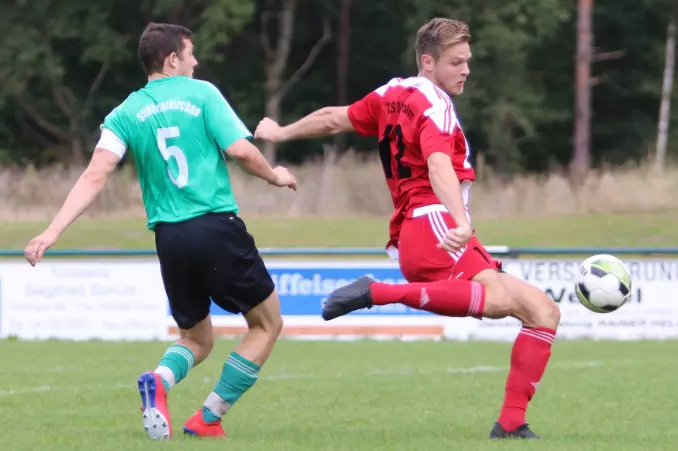 Hier erzielt Marco Clausen (TSV Holm, rechts) den zwischenzeitlichen 1:1-Ausgleich; SVH-Kapitän Malte Pingel hat das Nachsehen.