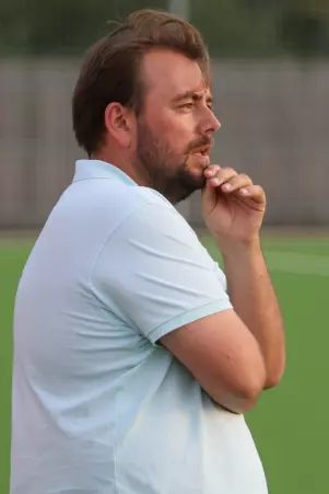 Trainer Jan Carlos Carstensen und die Vierten<br>Herren von Altona 93 verloren drei Punkte<br>sowie 17:1-Tore.